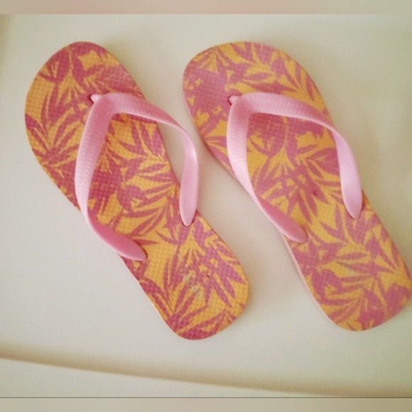 Old Navy Other - Old Navy Patterned Flip-Flop Sandals for Girls (Partially Plant-Based) Size 5/6